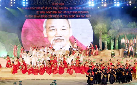 จังหวัดThai Nguyenจัดพิธีรำลึกครบรอบ ๖๕ ปีวันลุงโฮกลับมาเยือนเขตปลอดภัย เอทีเค - ảnh 1